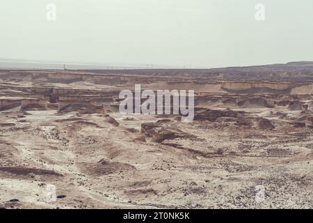 Blick von oben auf die judäische Wüste und das Tote Meer. Das Wüstenland Israel. Unebene felsige und sandige Oberfläche der israelischen Wüste. Trockenes Klima und Dürre Stockfoto