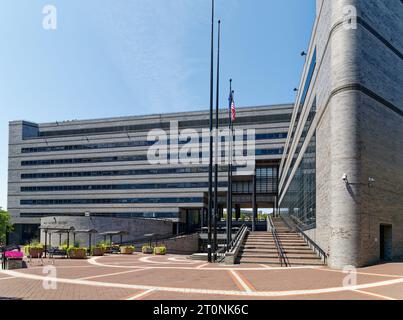 Das North Academic Center, das 1984 auf dem Gelände des Lewisohn-Stadions erbaut wurde, ist eine Abkehr von den gotischen Gebäuden des City College, die George Post entworfen hat. Stockfoto