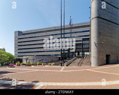 Das North Academic Center, das 1984 auf dem Gelände des Lewisohn-Stadions erbaut wurde, ist eine Abkehr von den gotischen Gebäuden des City College, die George Post entworfen hat. Stockfoto