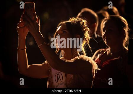 London, Großbritannien. Oktober 2023. Miss Polen Großbritannien und Irland 2023 Gala Finals. Das eingeladene Publikum beobachtet die Bühne, während britische polnische Damen aus verschiedenen Hintergründen im Finale um Miss Poland UK und Irland 2023 im White Eagle Club im Südwesten Londons konkurrieren. Guy Corbishley/Alamy Live News Stockfoto