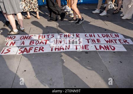 Botschaft über die Einwanderung: „Niemand setzt seine Kinder in ein Boot, es sei denn, das Wasser ist sicherer als das Land“. Paris, Frankreich, Europa, EU Stockfoto