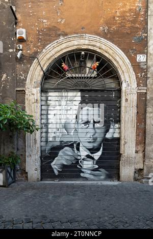 Verschluss eines Ladens im historischen Zentrum von Rom mit einer gemalten Illustration in Hommage an den berühmten italienischen Schauspieler Alberto Sordi, Rom, Italien, Europa Stockfoto