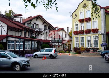 Ryazan, Russland - 5. Oktober 2023: Parkplatz neben wunderschönen Häusern mit Blumen Stockfoto