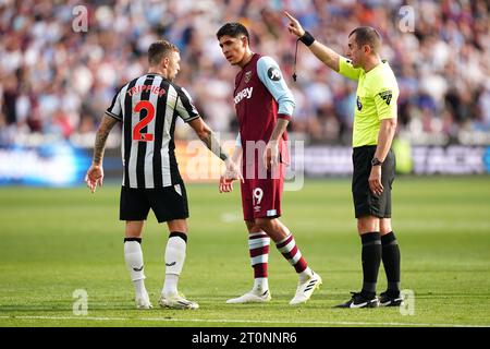 Kieran Trippier von Newcastle United (links) im Gespräch mit Schiedsrichter Peter Bankes, während Edson Alvarez von West Ham United während des Premier League-Spiels im London Stadium zusieht. Bilddatum: Sonntag, 8. Oktober 2023. Stockfoto