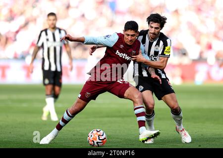 Edson Alvarez von West Ham United und Sandro TONALi von Newcastle United (rechts) kämpfen um den Ball während des Premier League-Spiels im London Stadium. Bilddatum: Sonntag, 8. Oktober 2023. Stockfoto