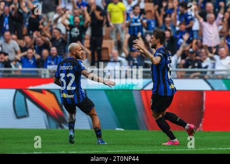 Francesco Acerbi vom FC Internazionale (R) feiert, nachdem er während des Fußballspiels der Serie A 2023/24 zwischen dem FC Internazionale und Bologna FC im Giuseppe Meazza Stadium ein Tor geschossen hat. Endpunktzahl Inter 2:2 Bologna. Stockfoto