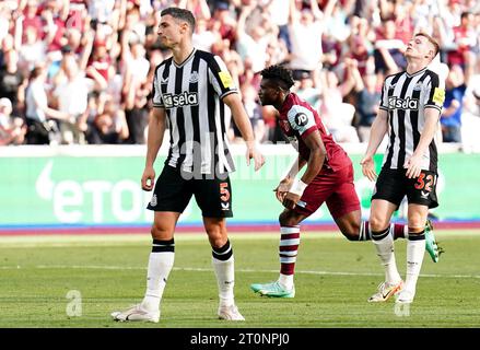 Mohammed Kudus (Mitte) von West Ham United feiert das zweite Tor ihrer Mannschaft, als Fabian Schar von Newcastle United (links) und Elliot Anderson während des Premier League-Spiels im London Stadium in London niedergeschlagen aussieht. Bilddatum: Sonntag, 8. Oktober 2023. Stockfoto