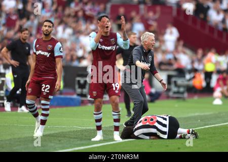 David Moyes, Manager von West Ham United, reagiert, nachdem Sandro TONALi (rechts) von Newcastle United während des Premier League-Spiels im London Stadium von Edson Alvarez aus West Ham United angegriffen wurde. Bilddatum: Sonntag, 8. Oktober 2023. Stockfoto