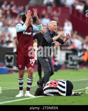 David Moyes, Manager von West Ham United, reagiert, nachdem Sandro TONALi (rechts) von Newcastle United während des Premier League-Spiels im London Stadium von Edson Alvarez aus West Ham United angegriffen wurde. Bilddatum: Sonntag, 8. Oktober 2023. Stockfoto