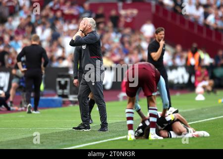 David Moyes, Manager von West Ham United, reagiert, nachdem Sandro TONALi (rechts) von Newcastle United während des Premier League-Spiels im London Stadium von Edson Alvarez aus West Ham United angegriffen wurde. Bilddatum: Sonntag, 8. Oktober 2023. Stockfoto