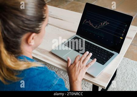 Geschäftsfrau, die Kryptobörse für Investitionen an der Börse nutzt - Fintech, Finanzen, Technologiekonzept Stockfoto