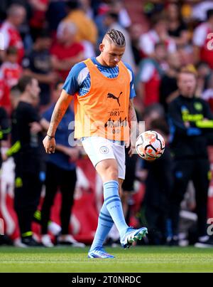 Kalvin Phillips aus Manchester City wärmt sich vor dem Spiel der Premier League im Emirates Stadium in London auf. Bilddatum: Sonntag, 8. Oktober 2023. Stockfoto