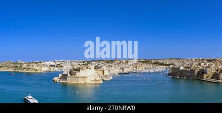 Valletta, Malta - 8. August 2023: Panoramablick auf die Uferpromenade von Valletta mit Blick auf drei Städte Stockfoto