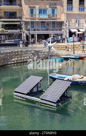 St Julians, Malta - 2. August 2023: Schwimmende Stromerzeugungsanlage mit kleiner Windturbine und Solarpaneelen. Stockfoto