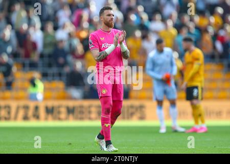 José Sá #1 von Wolverhampton Wanderers applaudiert den Reisenden Fans nach dem Premier League-Spiel Wolverhampton Wanderers gegen Aston Villa in Molineux, Wolverhampton, Großbritannien, 8. Oktober 2023 (Foto: Gareth Evans/News Images) Stockfoto