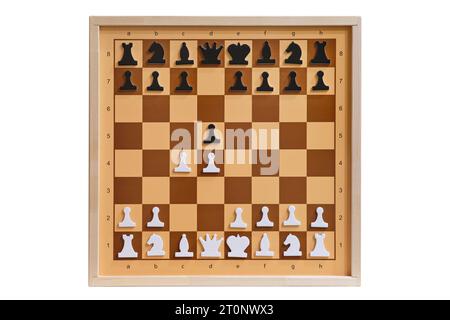 Queen's Gambit in Form von Schachfiguren auf einem Demonstrationsschachbrett. Schachposition, isoliert auf weißem Hintergrund Stockfoto
