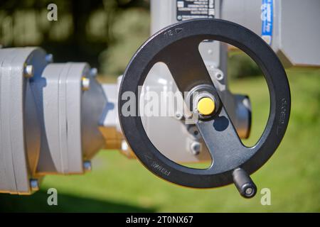 Abschaltvorrichtung der Gasleitung in Notbereichen. Nahaufnahme von Öl- und Gasleitungen und Ventilen auf grünem Gras Stockfoto