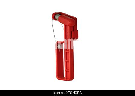 Hammer-Fenster-Glasbrecher auf Zug, Straßenbahn, Bus und Auto, isoliert auf weißem Hintergrund. Befestigung oder Aufhängung eines roten Sicherheitsglashammers in der Nähe des Fensters Stockfoto