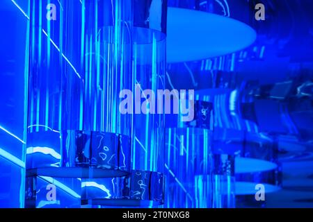 In Blautönen gehaltene Beleuchtung, Nahaufnahme. Abstrakter blauer Hintergrund mit Lichtern und Reflexionen, Nahaufnahme des Fotos Stockfoto