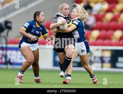 Sinead Peach von York Valkyrie wird beim Spiel der Betfred Women's Super League Grand Final im LNER Community Stadium in York angegriffen. Bilddatum: Sonntag, 8. Oktober 2023. Stockfoto