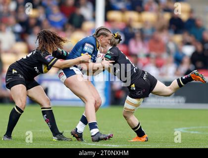 Leeds Rhinos' Caitlin Beevers wird während des Grand Final-Spiels der Betfred Women's Super League im LNER Community Stadium in York angegriffen. Bilddatum: Sonntag, 8. Oktober 2023. Stockfoto