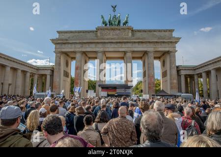 Berlin, Deutschland. Oktober 2023. Prominente Mitglieder der israelischen Gemeinschaft in Berlin gingen am 8. Oktober 2023 auf das provisorische Podium und hielten leidenschaftliche Reden, die die erschütternden Ereignisse in Israel und die umfassenderen Auswirkungen auf den Weltfrieden berichteten. Ihre Worte klangen mit Trauer um die verlorenen Leben und einer aufrichtigen Hoffnung auf eine Zukunft, in der solche Gewalt ein Relikt der Vergangenheit ist. (Foto: Michael Kuenne/PRESSCOV/SIPA USA) Credit: SIPA USA/Alamy Live News Stockfoto
