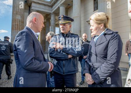Berlin, Deutschland. Oktober 2023. Bei der Berliner Brandenburger Tor-Versammlung wurde Bürgermeister Kai Wegner vor Beginn der Veranstaltung mit seiner Vorgängerin Franziska Giffey im Gespräch gesehen. Am 8. Oktober 2023 schloss sich der stellvertretende Polizeichef der Stadt Berlin, Marco Langner, an. (Foto: Michael Kuenne/PRESSCOV/SIPA USA) Credit: SIPA USA/Alamy Live News Stockfoto