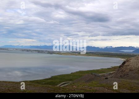 Blick auf die Umgebung von Höfn mit Vatnajökull im Hintergrund aus Almannaskard Stockfoto