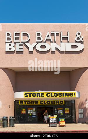 Bed Bath & Beyond Store Eingang mit Ladenschließungsbanner und Schildern, die auf Rabatte für den letzten Tag hinweisen, bei denen ein Käufer das Geschäft verlässt. Stockfoto
