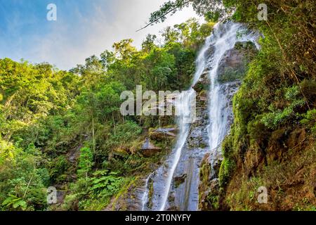 Wasserfall inmitten der dichten Vegetation und Felsen des Regenwaldes im Bundesstaat Minas Gerais, Brasilien Stockfoto