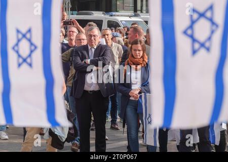 Abraham Lehrer bei der Solidaritätsveranstaltung für Israel nach dem Angriff der Hamas auf dem Roncaliplatz in Köln. Abraham Lehrer ist Vorstand der Synagogen-Gemeinde Köln, Vorstandsvorsitzender der Zentralwohlfahrtsstelle der Juden in Deutschland und Vizepräsident des Zentralrats der Juden in Deutschland. Im Hauptberuf leitet er ein Kölner Software-Unternehmen. *** Abraham Lehrer bei der Solidaritätsveranstaltung für Israel nach dem Hamas-Angriff auf Roncaliplatz in Köln. Abraham Lehrer ist Vorstandsmitglied der Kölner Synagogengemeinschaft, Vorsitzender des Vorstands des Zentralen Judenwohlfahrtsamtes Stockfoto