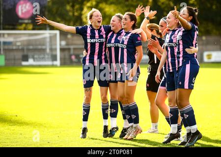 London, Großbritannien. Oktober 2023. London, England, 8. Oktober 2023: Spieler von Dulwich Hamlet feiern, nachdem sie das Spiel der London and South East Regional Womens Premier League zwischen Dulwich Hamlet und Saltdean United auf Champion Hill in London gewonnen haben. (Liam Asman/SPP) Credit: SPP Sport Press Photo. /Alamy Live News Stockfoto