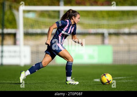 London, Großbritannien. Oktober 2023. London, England, 8. Oktober 2023: Lily Price (21 Dulwich Hamlet) in Aktion während des London and South East Regional Womens Premier League Spiels zwischen Dulwich Hamlet und Saltdean United in Champion Hill in London. (Liam Asman/SPP) Credit: SPP Sport Press Photo. /Alamy Live News Stockfoto