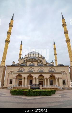 GROSNY, RUSSLAND - 30. SEPTEMBER 2021: Moderne Moschee 'Herz Tschetscheniens'. Grosny, Tschetschenien, Russland Stockfoto