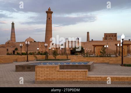 Der Platz vor der Altstadt von Ichan-Kala am frühen Morgen. Chiwa. Usbekistan Stockfoto