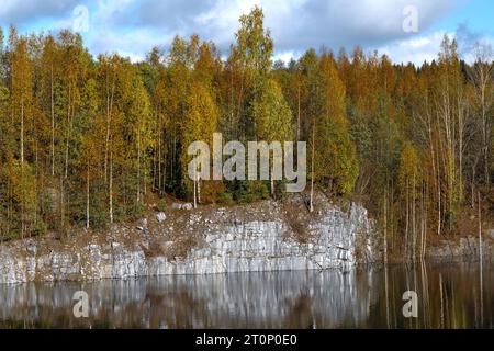 Ein alter verlassener Marmorbruch im goldenen Herbst. Karelien, Russland Stockfoto