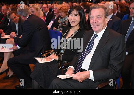 01.11.21, Hannover, Ex-Bundeskanzler Gerhard Schöder mit seiner Ehefrau Soyeon Schröder Kim bei 75 Jahre Niedersachsen Festakt Kuppelsaal : *** 01 11 21, Hannover, ehemaliger Bundeskanzler Gerhard Schöder mit seiner Frau Soyeon Schröder Kim bei 75 Jahre Niedersachsen Festakt Kuppelsaal Stockfoto