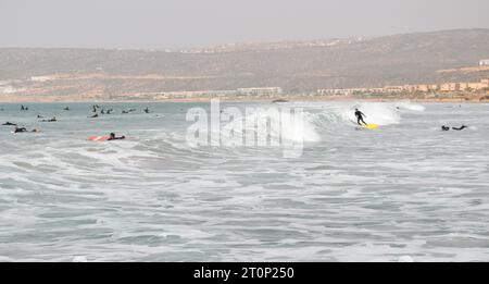 Surfer an einem Tag im Februar an einem klassischen Sandstrand in Tamraght in Taghazout Bay in der Nähe von Agadir, Marokko. Stockfoto