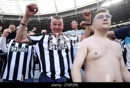London, Großbritannien. Oktober 2023. Newcastle United Fans während des Premier League-Spiels im London Stadium. Der Bildnachweis sollte lauten: Paul Terry/Sportimage Credit: Sportimage Ltd/Alamy Live News Stockfoto