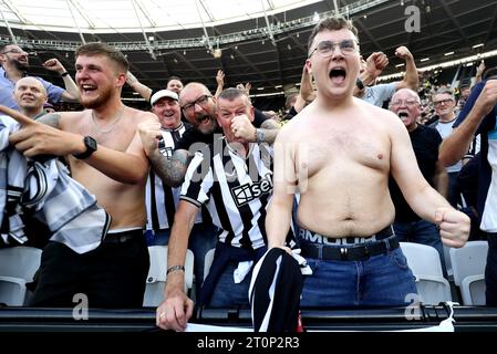 London, Großbritannien. Oktober 2023. Newcastle United Fans während des Premier League-Spiels im London Stadium. Der Bildnachweis sollte lauten: Paul Terry/Sportimage Credit: Sportimage Ltd/Alamy Live News Stockfoto