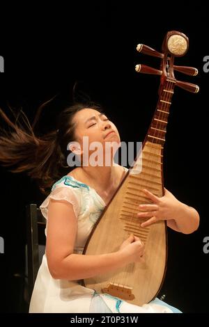 New York, USA. Oktober 2023. Liu Xiaojing, Pipa-Virtuose vom Central Conservatory of Music, tritt am 7. Oktober 2023 während des US-China Music Forum bei der Asia Society in New York auf. ZU DEN THEMEN „Feature: U.S.-China Forum ruft zur Revitalisierung der Beziehungen durch Musik“ Credit: Michael Nagle/Xinhua/Alamy Live News Stockfoto