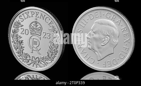 Die 2023 Silver Sixpence ist die erste Sixpence, die König Karl III. Zeigt und auf der Rückseite der Münze die Königsverschlüsselung Stockfoto