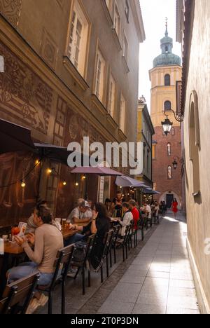 Gäste speisen in Restaurants in der Altstadt von Warschau, Polen Stockfoto