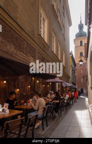 Gäste speisen in Restaurants in der Altstadt von Warschau, Polen Stockfoto