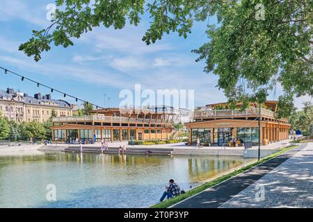 Kasan, Russland - 15. Juni 2023: Teich im historischen Park Black Lake. Beliebtes Urlaubsziel für Bürger. Stadtbild Stockfoto