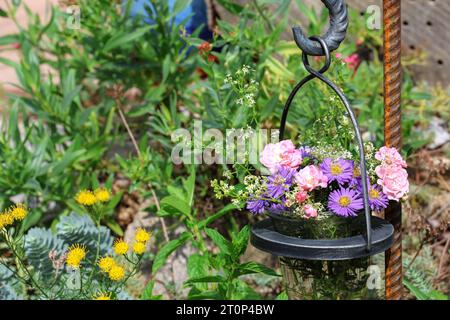 Kleiner herbstlicher Blumenstrauß im Garten Stockfoto