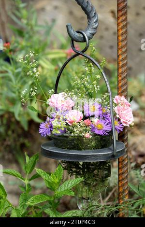 Kleiner herbstlicher Blumenstrauß im Garten Stockfoto