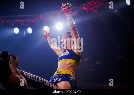 San Diego, CA, USA. Oktober 2023. SAN DIEGO, KALIFORNIEN - 7. Oktober: CRIS Cyborg feiert ihren Sieg über Cat Zingano, ihren Bellator Featherweight Titel in der Pachenga Arena San Diego, Kalifornien, USA. (Foto: Matt Davies/PxImages) Credit: PX Images/Alamy Live News Stockfoto