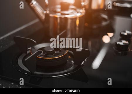 Herd in der modernen Küche sauber neue Glasplatte, luxuriöses elegantes Design zum Kochen in schwarzem Farbton. Stockfoto