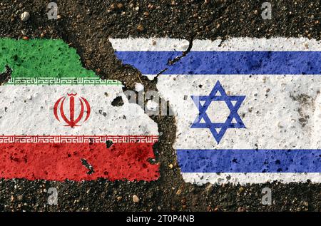 Auf dem Bürgersteig befinden sich Bilder der Flagge Israels und Irans als Symbol der Konfrontation. Konzeptionelles Bild. Stockfoto